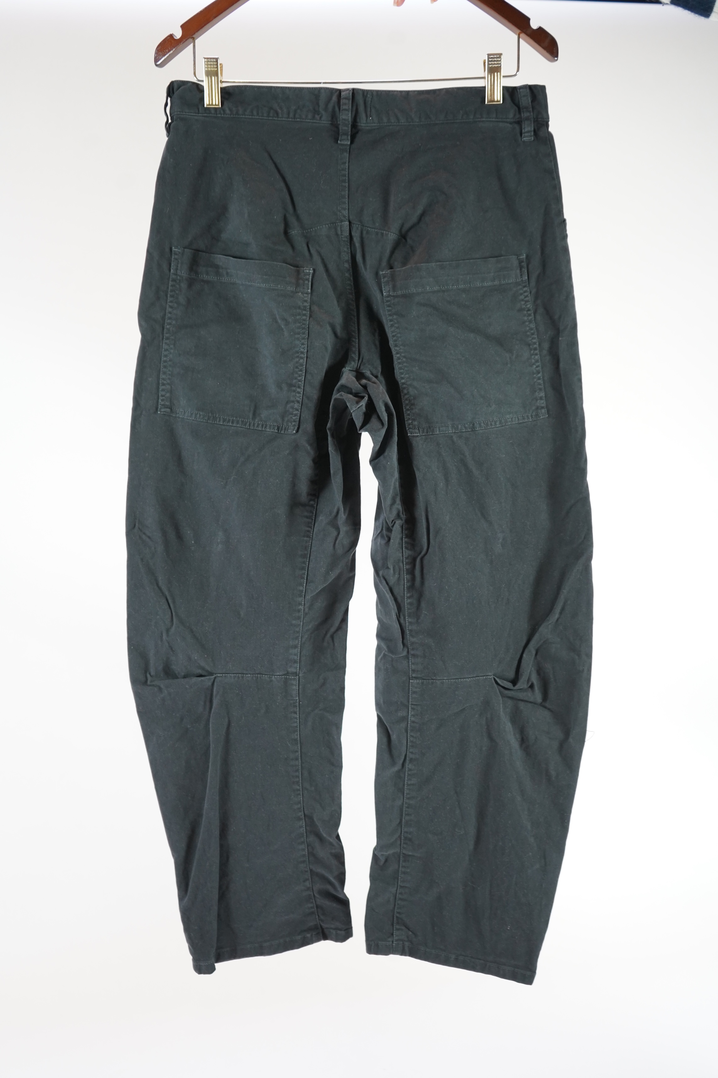 Two pairs of this season Nili Lotan Shon cotton-blend twill barrel-leg pants in black and beige. US size 6 (UK 10) comes up big!